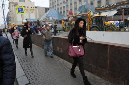 Москва.   Прохожие наблюдают за сносом торгового центра `Пирамида`, признанного объектом самовольного строительства,  на Тверской улице.