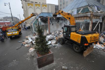 Москва.  Снос торгового центра `Пирамида`, признанного объектом самовольного строительства,  на Тверской улице.