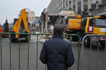 Москва.  Мужчина наблюдает за сносом торгового центра `Пирамида`, признанного объектом самовольного строительства,  на Тверской улице.