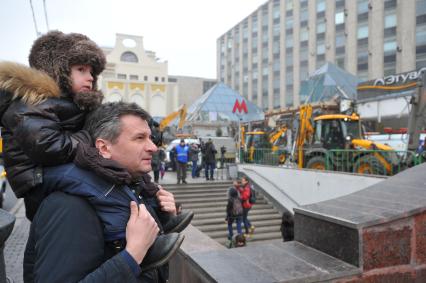 Москва.   Прохожие наблюдают за сносом торгового центра `Пирамида`, признанного объектом самовольного строительства,  на Тверской улице.