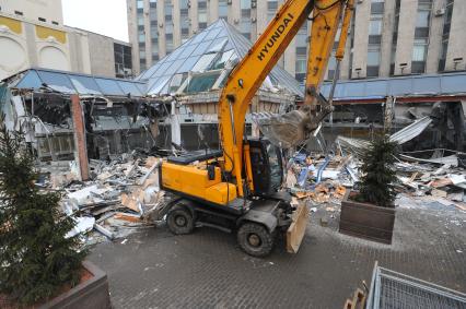 Москва.  Снос торгового центра `Пирамида`, признанного объектом самовольного строительства,  на Тверской улице.