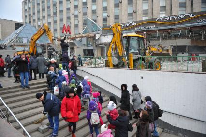 Москва.  Снос торгового центра `Пирамида`, признанного объектом самовольного строительства,  на Тверской улице.