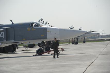 Сирия. Российские бомбардировщики Су-24 на авиабазе `Хмеймим` в сирийской провинции Латакия.