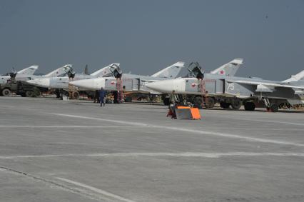 Сирия. Российские бомбардировщики Су-24 на авиабазе `Хмеймим` в сирийской провинции Латакия.