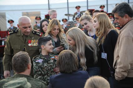 Сирия. Полковник вооруженных сил Сирии во время концерта Иосифа Кобзона на российской авиабазе `Хмеймим` в сирийской провинции Латакия.