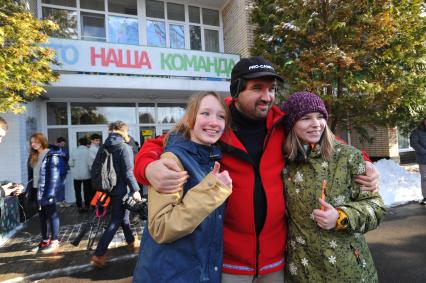 Московская область, Истринский район. Матвей Шпаро (в центре) с  участницами соревнований на Кубок Мэра Москвы для детей с ограниченными возможностями, которые проводит Благотворительный оздоровительный фонд `Клуб `Приключение`