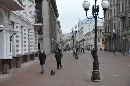 Москва. Прохожие на Старом  Арбате.