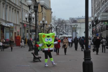 Москва. Ростовая кукла в костюме Спанч Боба на Старом  Арбате.