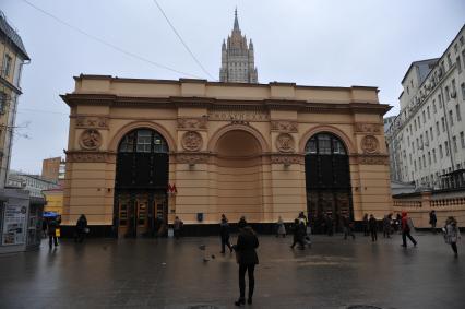 Москва. Фасад станции метро Смоленская Арбатско-Покровсой линии метрополитена.