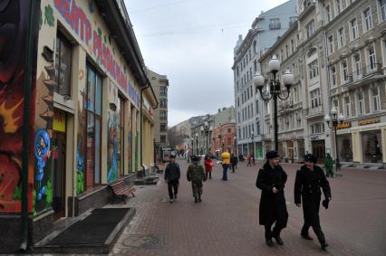 Москва. Прохожие на Старом  Арбате.