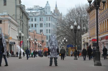 Москва. Прохожие на Старом  Арбате.