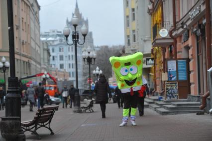 Москва. Ростовая кукла в костюме Спанч Боба на Старом  Арбате.