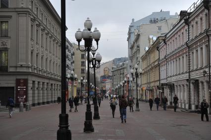 Москва.  Портрет маршала Георгия Жукова на торце дома на Старом  Арбате.