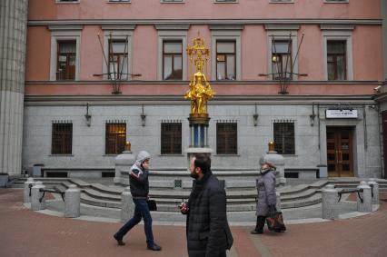 Москва. Фонтан `Принцесса Турандот` возле театра им. Вахтангова на Старом Арбате.