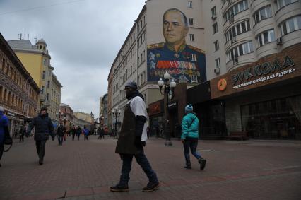 Москва.  Портрет маршала Георгия Жукова на торце дома на Старом  Арбате.