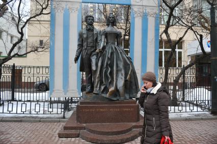 Москва.  Памятник А.С. Пушкину и Н.Н. Гончаровой на Старом Арбате.