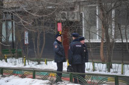 Москва.  Сотрудники полиции у дома на улице Народного Ополчения, где няня, подозреваемая в жестоком убийстве 4-летнего ребенка, совершила поджог квартиры.