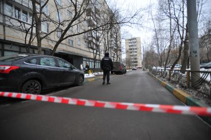 Москва.  Сотрудник полиции у дома на улице Народного Ополчения, где няня, подозреваемая в жестоком убийстве 4-летнего ребенка, совершила поджог квартиры.