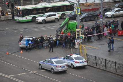 Москва.  Сотрудники полиции на месте задержания няни, подозреваемой в жестоком убийстве 4-летнего ребенка, в районе метро `Октябрьское поле`.