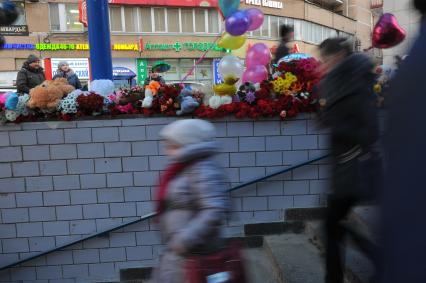 Москва.   Цветы и игрушки в память об убитой девочке у входа на станцию метро `Октябрьское поле`.