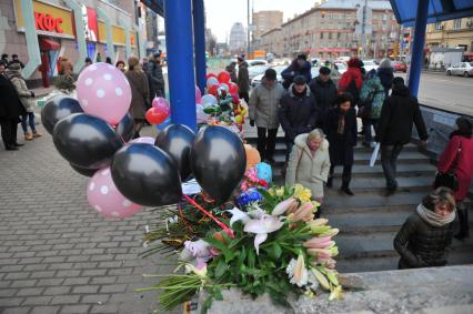 Москва.   Цветы и игрушки в память об убитой девочке у входа на станцию метро `Октябрьское поле`.