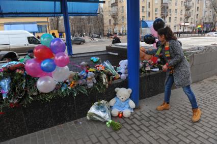 Москва.  Цветы и игрушки в память об убитой девочке у входа на станцию метро `Октябрьское поле`.