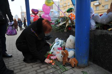 Москва.  Цветы и игрушки в память об убитой девочке у входа на станцию метро `Октябрьское поле`.