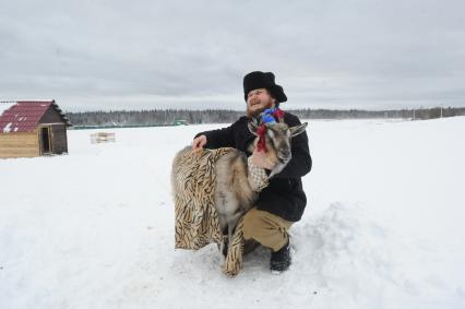 Московская область, д. Дубровское. Сыровар Олег Сирота  с козой по кличке Меркель.