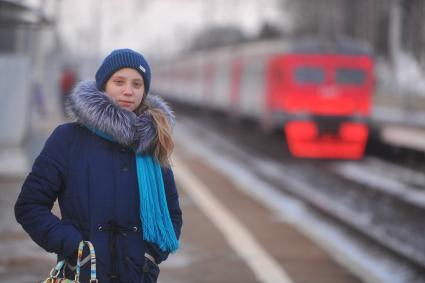 Московская область.  Школьница Нина Налимова на железнодорожной станции Березки Дачные. Остановку на станции Березки Дачные отменили 1 октября 2015 года. После обращения отца девочки, которой было сложно добираться на тренировки по бальным танцам в Зеленоград, поезда снова останавливаются на этой станции.