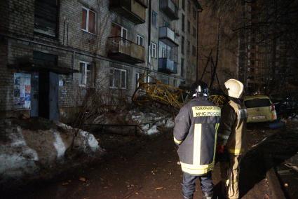 Екатеринбург. Сотрудники МЧС на месте падения строительного крана на жилой дом.