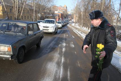 Нижний Новгород. Сотрудники ДПС дарят женщинам-водителям цветы в честь праздника восьмого марта.