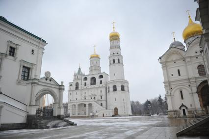 Москва. Вид на колокольню Ивана Великого, расположенную на Соборной площади Московского Кремля.