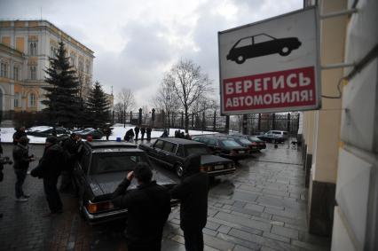 Москва. Машины из Гаража особого назначения (ГОН) на Дворцовой площади Кремля.