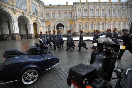 Москва. Рота почетного караула  проходит по Дворцовой площади Кремля.