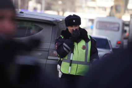 Екатеринбург. Сотрудник ДПС во время совместного рейда с судебными приставами по поиску должников.