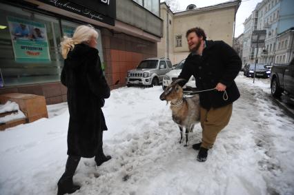 Москва. Фермер-сыровар Олег Сирота привез козу по кличке Меркель в Министерство сельского хозяйства Подмосковья.