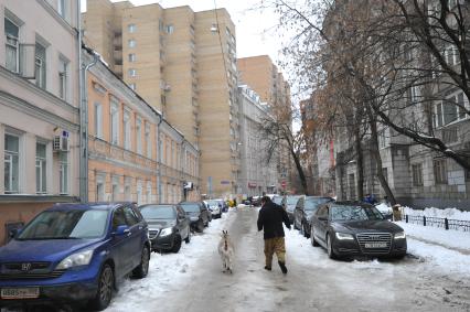 Москва. Фермер-сыровар Олег Сирота привез козу по кличке Меркель в Министерство сельского хозяйства Подмосковья.