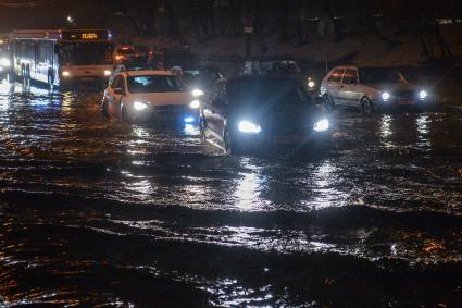 Москва. Автомобили едут по улице, затопленной в результате сильного дождя.