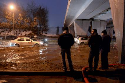 Москва. Автомобили едут по улице, затопленной в результате сильного дождя.