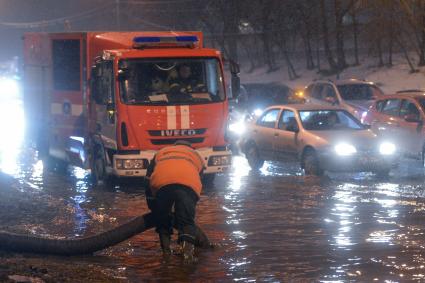 Москва. Сотрудники Мосводоканала работают на улице,  затопленной в результате сильного дождя.