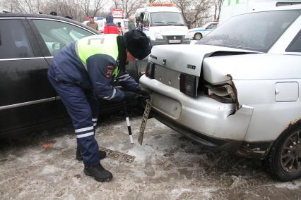 Нижний Новгород. Сотрудник ДПС снимает номера с автомобиля,