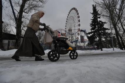 Москва.   Колесо обозрения, подлежащее демонтажу на ВДНХ.