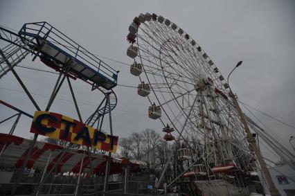 Москва.   Колесо обозрения, подлежащее демонтажу на ВДНХ.