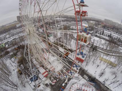 Москва.   Колесо обозрения, подлежащее демонтажу на ВДНХ.