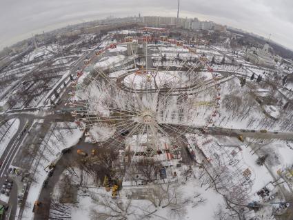 Москва.   Колесо обозрения, подлежащее демонтажу на ВДНХ.