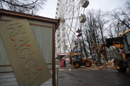 Москва.   Снос аттракционов и прилегающих к ним строений на ВДНХ.