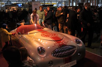 Москва. Посетители на выставке старинных автомобилей Олдтаймер-Галерея в Сокольниках.