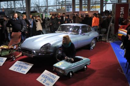 Москва. Посетители на выставке  старинных автомобилей  Олдтаймер-Галерея  в Сокольниках.