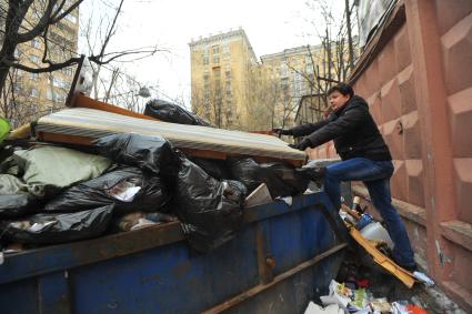 Москва. Корреспондент `Комсомольской Правды` Павел Клоков роется в мусорных контейнерах.