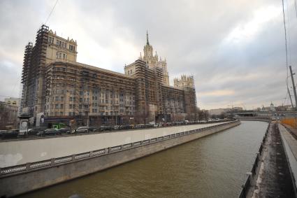 Москва. Сталинская высотка на Котельнической набережной в лесах.